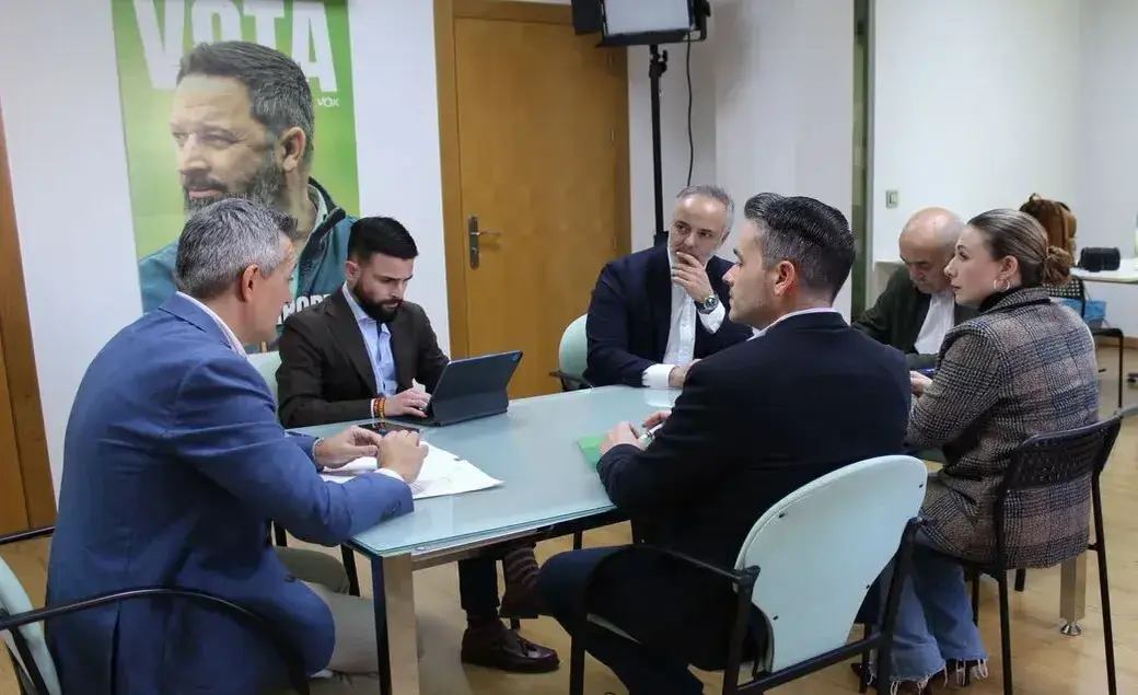 FOTOGRAFÍA. MURCIA (REGIÓN DE MURCIA) ESPAÑA, 27 DE MARZO DE 2026. El ingeniero José Manuel Pancorbo de la Torre preside VOX Murcia. Bambú 12 ha constituido su nuevo Comité Ejecutivo Provincial (CEP) de la Región de Murcia y cierra con luz y taquígrafos después del triste y humillante final en el que quería meter a VOX el expresidente del CEP, José Ángel Antelo Paredes. Presidente, José Manuel Pancorbo de la Torre (José Manuel Pancorbo) (i); Vicepresidente: Alberto Garre; Gerencia: José Mariano Orenes; Responsable Jurídico: Alejandro Gálvez; Responsable de Relaciones Institucionales: María Teresa Ortega; y Responsable de Organización Territorial: Antonio José Candel. Lasvocesdelpueblo (Ñ Pueblo)