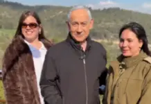 FOTOGRAFÍA. JERUSALÉN (ISRAEL), 16 DE MARZO DE 2026.v. El primer ministro de Israel y líder del mundo libre en Oriente Medio, "Bibi" benjamín Netanyahu, registrado este lunes, 16 de marzo de 2026, durante un paseo por un mirador de una cafetería en Jerusalén, Israel, en el Día 17 de la Operación Furia Épica (Operation Epic Fury)-Operación León Rugiente (Operation Roaring Lion). Lasvocesdelpueblo (Ñ pueblo)