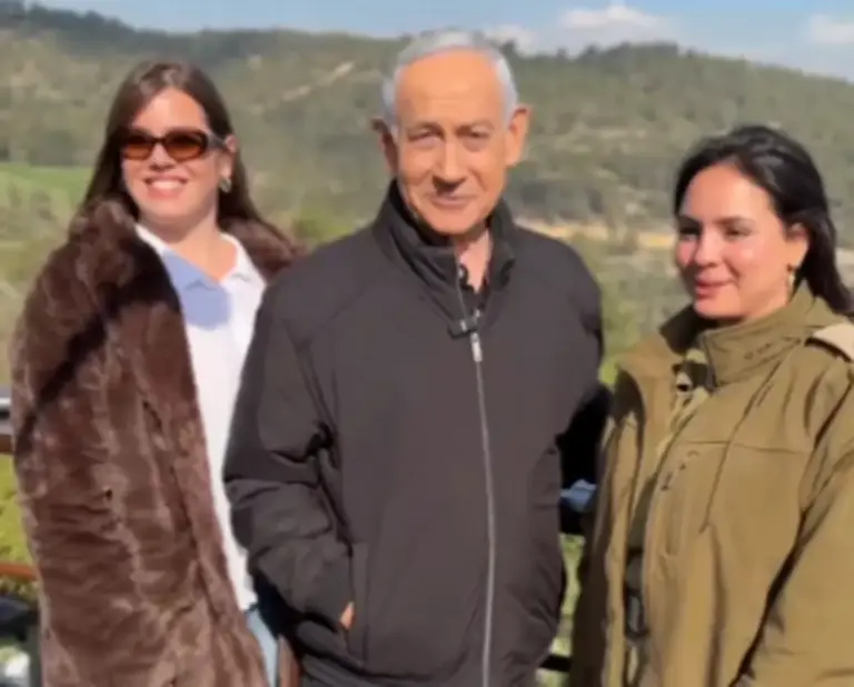 FOTOGRAFÍA. JERUSALÉN (ISRAEL), 16 DE MARZO DE 2026.v. El primer ministro de Israel y líder del mundo libre en Oriente Medio, "Bibi" benjamín Netanyahu, registrado este lunes, 16 de marzo de 2026, durante un paseo por un mirador de una cafetería en Jerusalén, Israel, en el Día 17 de la Operación Furia Épica (Operation Epic Fury)-Operación León Rugiente (Operation Roaring Lion). Lasvocesdelpueblo (Ñ pueblo)