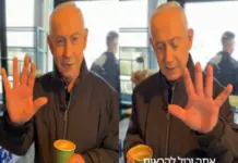 FOTOGRAFÍA. JERUSALÉN (ISRAEL), DOMINGO 15 DE MARZO DE 2026. Netanyahu tomando café con 5 dedos hoy 15 de marzo de 2026. El primer ministro de Israel, "Bibi" Benjamín Netanyahu, registrado este domingo 15 de marzo de 2026, tomando café y desmintiendo las fakes news (noticias falsas) de su asesinato por parte del régimen terrorista de los ayatolás ISIS con un misil balístico lanzado desde la República Islámica de Irán, como respuesta al gran éxito de la campaña militar conjunta de los Estados unidos de América (EEUU) e Israel contra el programa nuclear y el arsenal y fábricas de misiles balísticos y drones kamikazes de los Ayatolás en suelo soberano de la Persia ocupada por los islamistas chiíes (Ayatolás), bautizada Operación Furia Épica (Operation Epic Fury)-Operación León Rugiente (Operation Roaring Lion). Lasvocesdelpueblo (Ñ Pueblo)