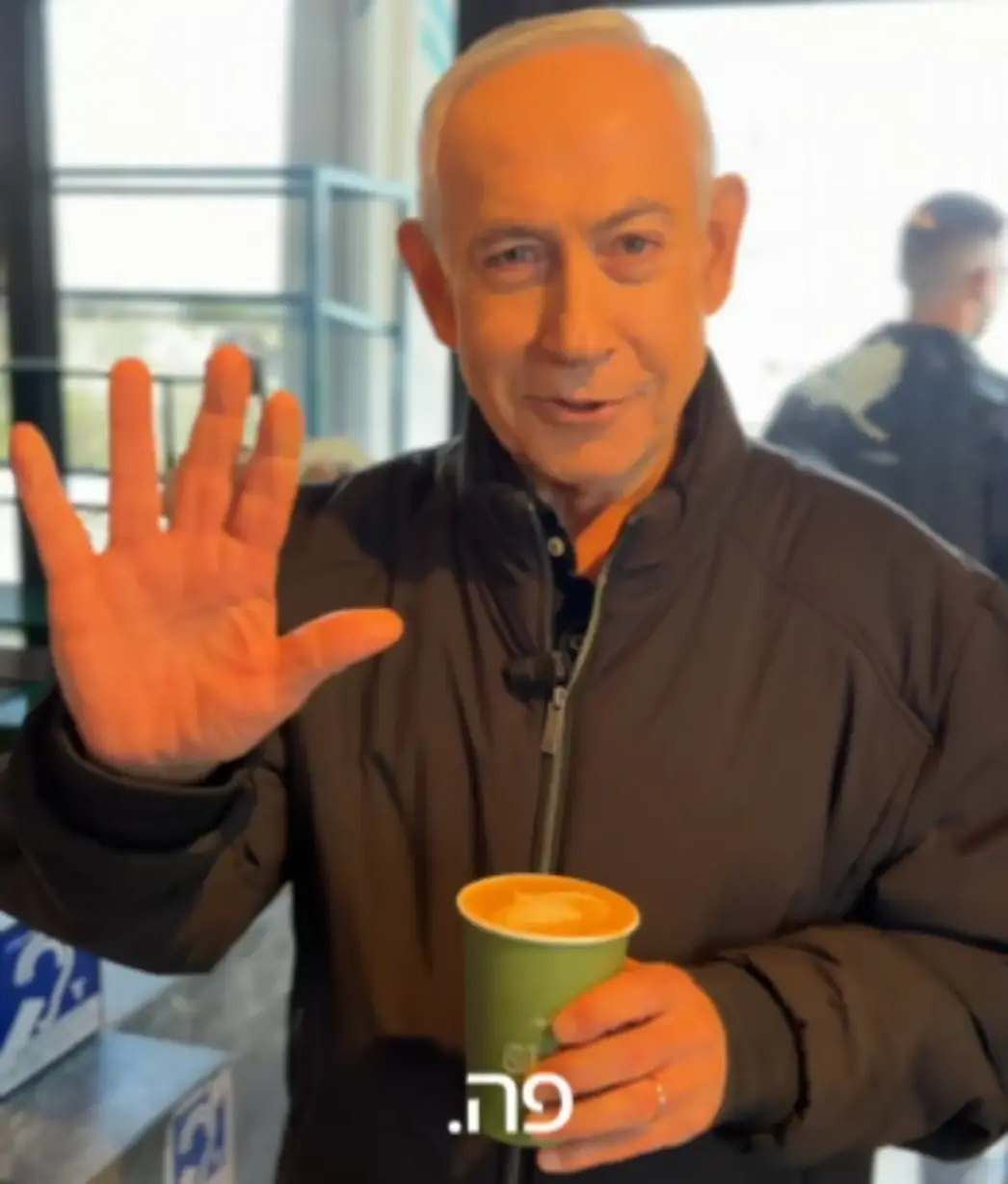 FOTOGRAFÍA. JERUSALÉN (ISRAEL), DOMINGO 15 DE MARZO DE 2026. Netanyahu tomando café con 5 dedos hoy 15 de marzo de 2026. El primer ministro de Israel, "Bibi" Benjamín Netanyahu, registrado este domingo 15 de marzo de 2026, tomando café y desmintiendo las fakes news (noticias falsas) de su asesinato por parte del régimen terrorista de los ayatolás ISIS con un misil balístico lanzado desde la República Islámica de Irán, como respuesta al gran éxito de la campaña militar conjunta de los Estados unidos de América (EEUU) e Israel contra el programa nuclear y el arsenal y fábricas de misiles balísticos y drones kamikazes de los Ayatolás en suelo soberano de la Persia ocupada por los islamistas chiíes (Ayatolás), bautizada Operación Furia Épica (Operation Epic Fury)-Operación León Rugiente (Operation Roaring Lion). Lasvocesdelpueblo (Ñ Pueblo)