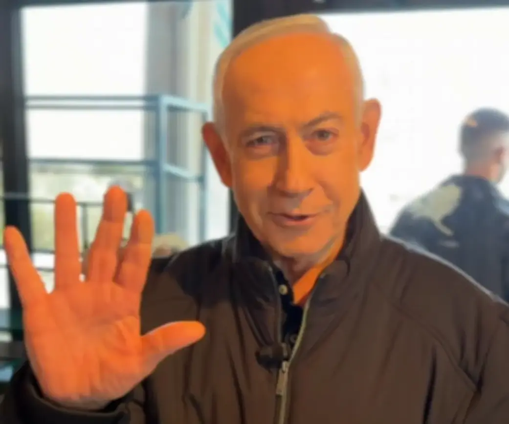 FOTOGRAFÍA. JERUSALÉN (ISRAEL), DOMINGO 15 DE MARZO DE 2026. Netanyahu tomando café con 5 dedos hoy 15 de marzo de 2026. El primer ministro de Israel, "Bibi" Benjamín Netanyahu, registrado este domingo 15 de marzo de 2026, tomando café y desmintiendo las fakes news (noticias falsas) de su asesinato por parte del régimen terrorista de los ayatolás ISIS con un misil balístico lanzado desde la República Islámica de Irán, como respuesta al gran éxito de la campaña militar conjunta de los Estados unidos de América (EEUU) e Israel contra el programa nuclear y el arsenal y fábricas de misiles balísticos y drones kamikazes de los Ayatolás en suelo soberano de la Persia ocupada por los islamistas chiíes (Ayatolás), bautizada Operación Furia Épica (Operation Epic Fury)-Operación León Rugiente (Operation Roaring Lion). Lasvocesdelpueblo (Ñ Pueblo)