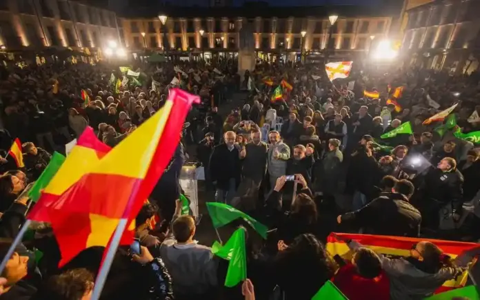 FOTOGRAFÍA. PALENCIA (PALENCIA) CASTILLA Y LEÓN (ESPAÑA), 04 DE MARZO DE 2026. Palencia se suma a la movilización masiva del voto a VOX junto a Pollán y Abascal. Con un guiño al himno de Palencia, en una plaza Mayor que congregó a "más de 3.000 personas", el candidato de VOX a la Presidencia de la Junta de Castilla y León para las elecciones autonómicas del próximo domingo 15 de marzo de 2026 (15M), Carlos Pollán Fernández; junto al líder opositor español, presidente de VOX y de Patriots of Europe, Santiago Abascal Conde, afirmó que "VOX reconstruirá el castillo ruinoso y las cuencas de Orbó y Santullán".Lasvocesdelpueblo (Ñ Pueblo)