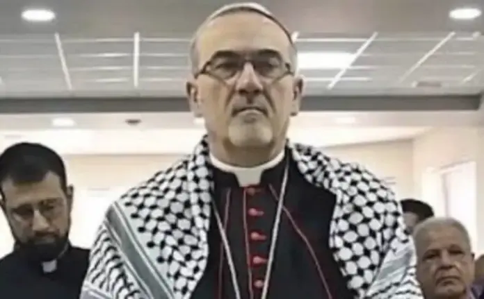 Patriarca Latino de Jerusalén, el Cardenal Pierbattista Pizzaballa, Iglesia del Santo Sepulcro, Herzog advierte al cardenal Pizzaballa que Israel está en guerra contra régimen terrorista (1) FOTOGRAFÍA. JERUSALÉN (ISRAEL), 29 DE MARZO DE 2026. En la imagen, el patriarca Latino de Jerusalén, el Cardenal Pierbattista Pizzaballa, quien muy negligente se ha presentado este domingo en el cerrado lugar sagrado de la Ciudad Vieja junto a un grupo de sacerdotes para intentar acceder a la Iglesia del Santo Sepulcro de Jerusalén. Las autoridades israelíes advierten además de falta de refugio seguro en la Iglesia del Santo Sepulcro. Lasvocesdelpueblo (Ñ Pueblo)