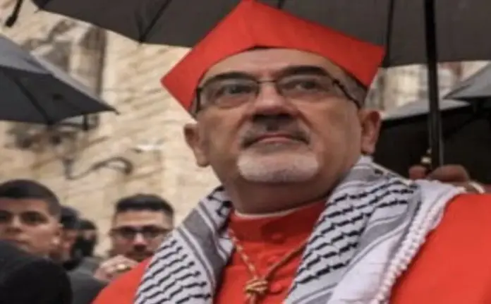 Patriarca Latino de Jerusalén, el Cardenal Pierbattista Pizzaballa, Iglesia del Santo Sepulcro, Herzog advierte al cardenal Pizzaballa que Israel está en guerra contra régimen terrorista (2) FOTOGRAFÍA. JERUSALÉN (ISRAEL), 29 DE MARZO DE 2026. En la imagen, el patriarca Latino de Jerusalén, el Cardenal Pierbattista Pizzaballa, quien muy negligente se ha presentado este domingo en el cerrado lugar sagrado de la Ciudad Vieja junto a un grupo de sacerdotes para intentar acceder a la Iglesia del Santo Sepulcro de Jerusalén. Las autoridades israelíes advierten además de falta de refugio seguro en la Iglesia del Santo Sepulcro. Lasvocesdelpueblo (Ñ Pueblo)
