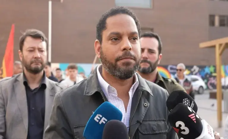 FOTOGRAFÍA. SAN ADRIÁN DE BESÓS (BARCELONA) CATALUÑA (ESPAÑA), 24 DE MARZO DE 2026. El secretario general de VOX, Ignacio Garriga Vaz de Conceiçao (c); junto al secretario general del sindicato para la Defensa de los Trabajadores de España SOLIDARIDAD, Jordi Albert de la Fuente Miró (Jordi de la Fuente); durante una visita hoy a San Adrián de Besós, en la provincia de Barcelona. Lasvocesdelpueblo (Ñ Pueblo)