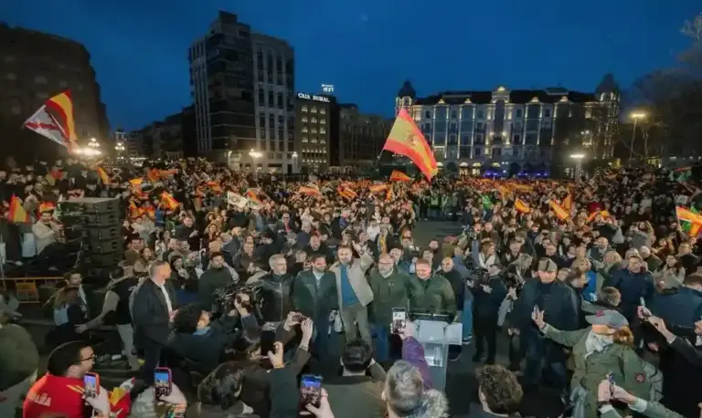FOTOGRAFÍA. VALLADOLID (CASTILLA Y LEÓN) ESPAÑA, 13 DE MARZO DE 2026. El presidente de VOX y Patriots of Europe, Santiago Abascal Conde (c); junto al número dos de Bambú 12 y presidente del Grupo Parlamentario de VOX en el Parlamento de Cataluña, Ignacio Garriga Vaz de Conceiçao (2 i); al cabeza de lista de VOX por Valladolid a las Cortes de Castilla y León, Alberto Díaz Pico (i); y al candidato de VOX a la Presidencia de la Junta de Castilla y León, Carlos Pollán Fernández (2 d); ha presidido el cierre de campaña de la formación verde de las clases obreras de España en plaza de Zorrilla, en Valladolid, dándose un multitudinario baño de masas, acariciando visiblemente un histórico resultado electoral. Lasvocesdelpueblo (Ñ Pueblo)