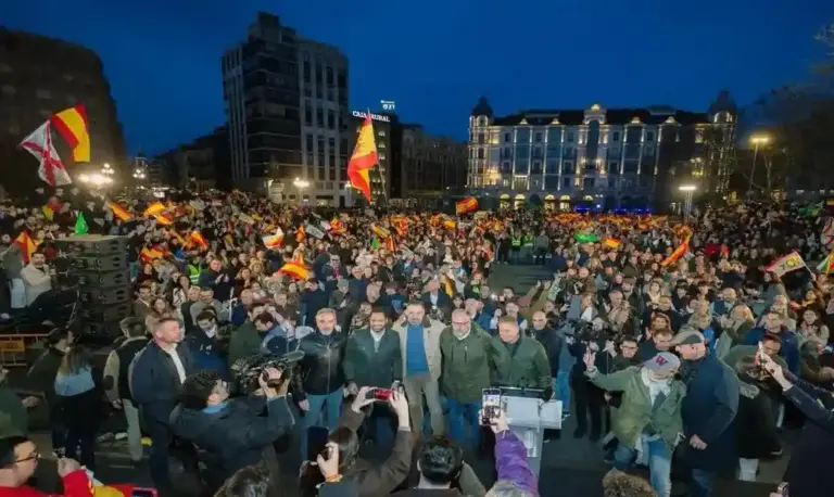 FOTOGRAFÍA. VALLADOLID (CASTILLA Y LEÓN) ESPAÑA, 13 DE MARZO DE 2026. El presidente de VOX y Patriots of Europe, Santiago Abascal Conde (c); junto al número dos de Bambú 12 y presidente del Grupo Parlamentario de VOX en el Parlamento de Cataluña, Ignacio Garriga Vaz de Conceiçao (2 i); al cabeza de lista de VOX por Valladolid a las Cortes de Castilla y León, Alberto Díaz Pico (i); y al candidato de VOX a la Presidencia de la Junta de Castilla y León, Carlos Pollán Fernández (2 d); ha presidido el cierre de campaña de la formación verde de las clases obreras de España en plaza de Zorrilla, en Valladolid, dándose un multitudinario baño de masas, acariciando visiblemente un histórico resultado electoral. Lasvocesdelpueblo (Ñ Pueblo)