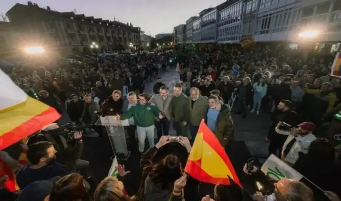 FOTOGRAFÍA. AGUILAR DEL CAMPOO (PALENCIA) CASTILLA Y LEÓN (ESPAÑA), 12 DE MARZO DE 2026. El presidente de VOX y de Patriots of Europe, Santiago Abascal Conde (3 d); el secretario general de VOX en el Congreso de los Diputados y portavoz nacional de Economía, Energía y Desregulación, José María Figaredo Álvarez-Sala (José María Figaredo) (3 i); el candidato de VOX a la Presidencia de Castilla y León, Carlos Pollán Fernández (2 d); y el cabeza de lista por Palencia, David Hierro Santos; participan esta noche en el gran acto de campaña electoral del 15M CyL en Aguilar del Campoo (Palencia) junto a más de un millar de personas. Lasvocesdelpueblo (Ñ Pueblo)
