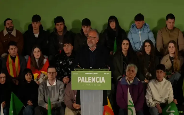 FOTOGRAFÍA. PALENCIA (PALENCIA) CASTILLA Y LEÓN (ESPAÑA), 04 DE MARZO DE 2026. El candidato Pollán exige que se vayan con sus costumbres y machetes. Con un guiño al himno de Palencia, en una plaza Mayor que congregó a "más de 3.000 personas", el candidato de VOX a la Presidencia de la Junta de Castilla y León para las elecciones autonómicas del próximo domingo 15 de marzo de 2026 (15M), Carlos Pollán Fernández; junto al líder opositor español, presidente de VOX y de Patriots of Europe, Santiago Abascal Conde, afirmó que "VOX reconstruirá el castillo ruinoso y las cuencas de Orbó y Santullán".Lasvocesdelpueblo (Ñ Pueblo)