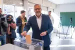 FOTOGRAFÍA. CARBAJAL DE LA LEGUA (SARIEGOS) LEÓN (CASTILLA Y LEÓN) ESPAÑA, 15 D EMARZO DE 2026. Pollán llama a salir a votar con esperanza e ilusión. El candidato de VOX a la Presidencia de la Junta de Castilla y León (CyL), Carlos Pollán Fernández, ha ejercido su derecho al voto en la escuelas Viejas Carbajal de la Legua. Lasvocesdelpueblo (Ñ Pueblo)
