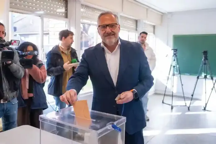 FOTOGRAFÍA. CARBAJAL DE LA LEGUA (SARIEGOS) LEÓN (CASTILLA Y LEÓN) ESPAÑA, 15 D EMARZO DE 2026. Pollán llama a salir a votar con esperanza e ilusión. El candidato de VOX a la Presidencia de la Junta de Castilla y León (CyL), Carlos Pollán Fernández, ha ejercido su derecho al voto en la escuelas Viejas Carbajal de la Legua. Lasvocesdelpueblo (Ñ Pueblo)