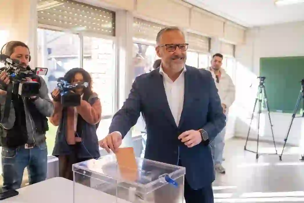 FOTOGRAFÍA. CARBAJAL DE LA LEGUA (SARIEGOS) LEÓN (CASTILLA Y LEÓN) ESPAÑA, 15 D EMARZO DE 2026. Pollán llama a salir a votar con esperanza e ilusión. El candidato de VOX a la Presidencia de la Junta de Castilla y León (CyL), Carlos Pollán Fernández, ha ejercido su derecho al voto en la escuelas Viejas Carbajal de la Legua. Lasvocesdelpueblo (Ñ Pueblo)