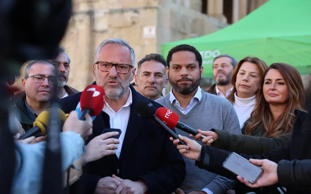 FOTOGRAFÍA. SEGOVIA (SEGOVIA) CASTILLA Y LEÓN (ESPAÑA), 01 DE MARZO DE 2026. Garriga y Pollán piden el voto a VOX como única alternativa real. El secretario general de VOX, Ignacio Garriga Vaz de Conceiçao; junto al candidato de Bambú 12 a la Presidencia de la Junta de Castilla y León, Carlos Pollán Fernández; visitan la ciudad de Segovia, dentro de los actos de la campaña electoral para las elecciones autonómicas castellanoleonesas del próximo domingo, 15 de marzo. Lasvocesdelpueblo (Ñ Pueblo)