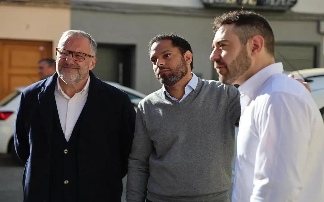 FOTOGRAFÍA. SEGOVIA (SEGOVIA) CASTILLA Y LEÓN (ESPAÑA), 01 DE MARZO DE 2026. Garriga y Pollán piden el voto a VOX como única alternativa real. El secretario general de VOX, Ignacio Garriga Vaz de Conceiçao; junto al candidato de Bambú 12 a la Presidencia de la Junta de Castilla y León, Carlos Pollán Fernández; visitan la ciudad de Segovia, dentro de los actos de la campaña electoral para las elecciones autonómicas castellanoleonesas del próximo domingo, 15 de marzo. Lasvocesdelpueblo (Ñ Pueblo)