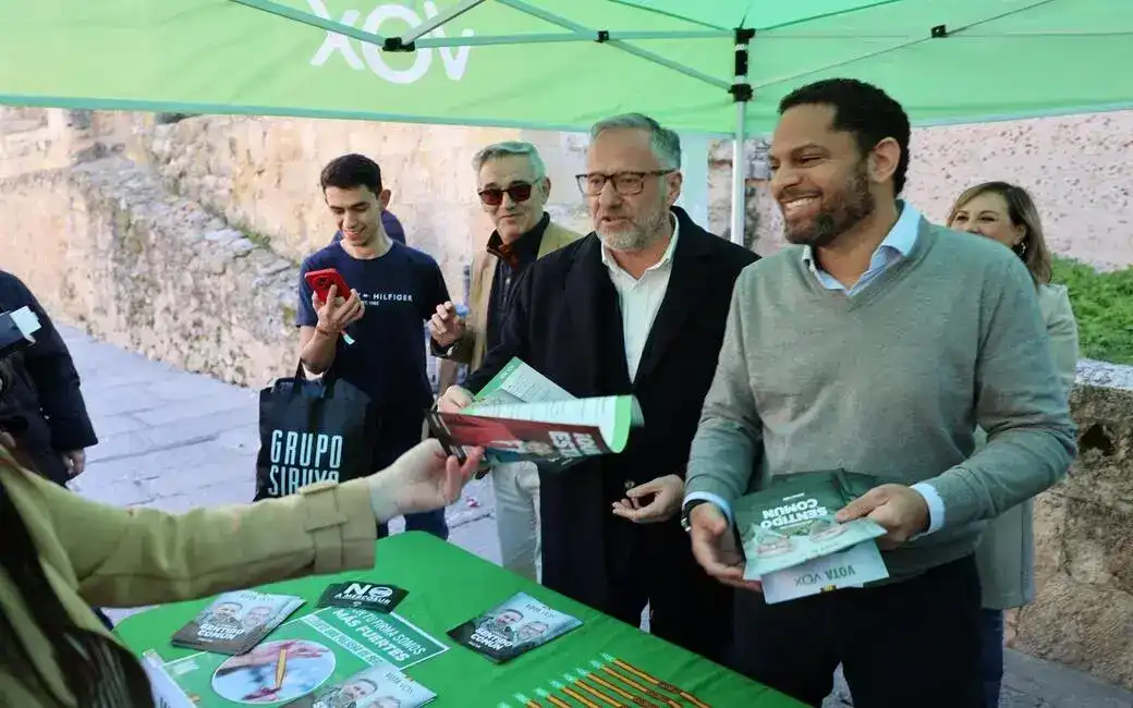 FOTOGRAFÍA. SEGOVIA (SEGOVIA) CASTILLA Y LEÓN (ESPAÑA), 01 DE MARZO DE 2026. Garriga y Pollán piden el voto a VOX como única alternativa real. El secretario general de VOX, Ignacio Garriga Vaz de Conceiçao; junto al candidato de Bambú 12 a la Presidencia de la Junta de Castilla y León, Carlos Pollán Fernández; visitan la ciudad de Segovia, dentro de los actos de la campaña electoral para las elecciones autonómicas castellanoleonesas del próximo domingo, 15 de marzo. Lasvocesdelpueblo (Ñ Pueblo)
