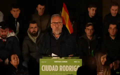 FOTOGRAFÍA. CIUDAD RODRIGO (SALAMANCA) CASTILLA Y LEÓN (ESPAÑA), 06 DE MARZO DE 2026. Abascal y Pollán denuncian la mafia expoliadora de Pedro Sánchez. El presidente de VOX y de Patriots of Europe, Santiago Abascal Conde; junto al candidato de VOX a la Presidencia de la Junta de Castilla y León, Carlos Pollán Fernández; participan en mitin del Día 7 de la campaña electoral de las elecciones autonómicas castellanoleonesas del 15M en el municipio de Ciudad Rodrigo, provincia de Salamanca. Lasvocesdelpueblo (Ñ Pueblo)