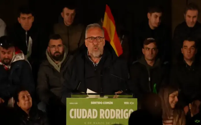 FOTOGRAFÍA. CIUDAD RODRIGO (SALAMANCA) CASTILLA Y LEÓN (ESPAÑA), 06 DE MARZO DE 2026. Abascal y Pollán denuncian la mafia expoliadora de Pedro Sánchez. El presidente de VOX y de Patriots of Europe, Santiago Abascal Conde; junto al candidato de VOX a la Presidencia de la Junta de Castilla y León, Carlos Pollán Fernández; participan en mitin del Día 7 de la campaña electoral de las elecciones autonómicas castellanoleonesas del 15M en el municipio de Ciudad Rodrigo, provincia de Salamanca. Lasvocesdelpueblo (Ñ Pueblo)