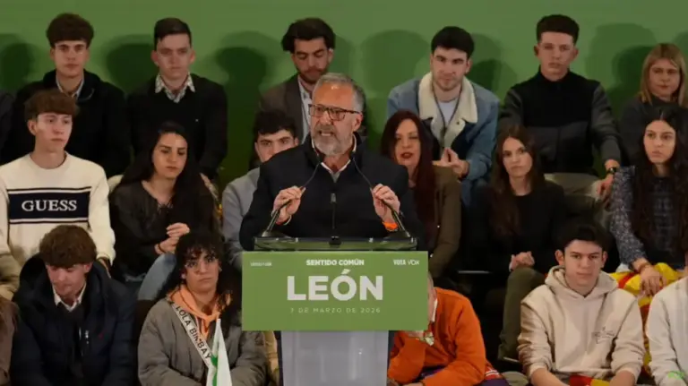 FOTOGRAFÍA. LEÓN (CASTILLA Y LEÓN) ESPAÑA, 07 DE MARZO DE 2026. Pollán asegura que su Gobierno va a reconstruir León. El mandatario de Bambú 12, líder opositor español y presidente de Patriots of Europe, Santiago Abascal Conde; y el candidato de los verdes de España a presidir el Gobierno autonómico de la Comunidad Autónoma de Castilla y León (CyL), Carlos Pollán Fernández; se han dado otro baño de masas durante el mitin del Día 8 de campaña electoral del 15M en el Palacio de Congresos de León. Lasvocesdelpueblo (Ñ Pueblo)