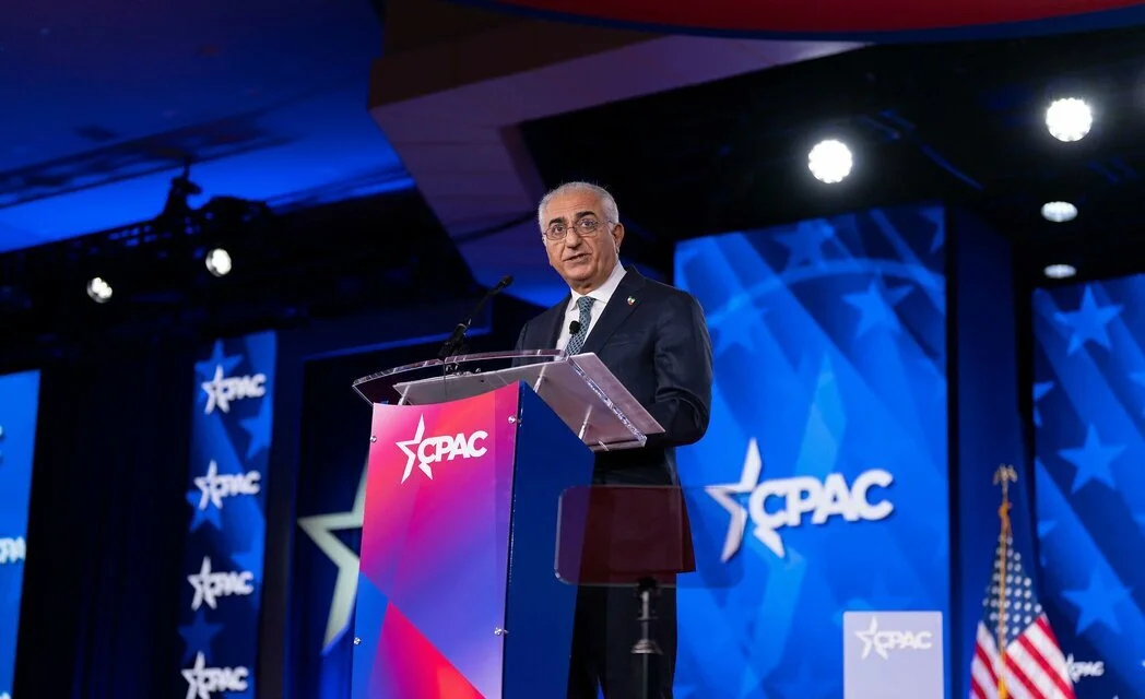 FOTOGRAFÍA. DALLAS (TEXAS), 29 DE MARZO DE 2026. Pahlavi cree en un Irán que diga "Dios bendiga a Estados Unidos". En la imagen el hijo mayor del último Sha de Persia, Mohammad Reza Pahlaví, y heredero al "trono exiliado", quien desde la Revolución Islámica de 1979 perpetrada por los comunistas e islamistas (ayatolás), vive en los Estados Unidos de América donde liderando la oposición monárquica desde el exilio, el príncipe Reza Pahlavi, en la Conservative Political Action Conference/Conferencia de Acción Política Conservadora (CPAC) de 2026, ayer sábado 28 de marzo, en Dallas (Estado de Texas). Lasvocesdelpueblo (Ñ Pueblo)