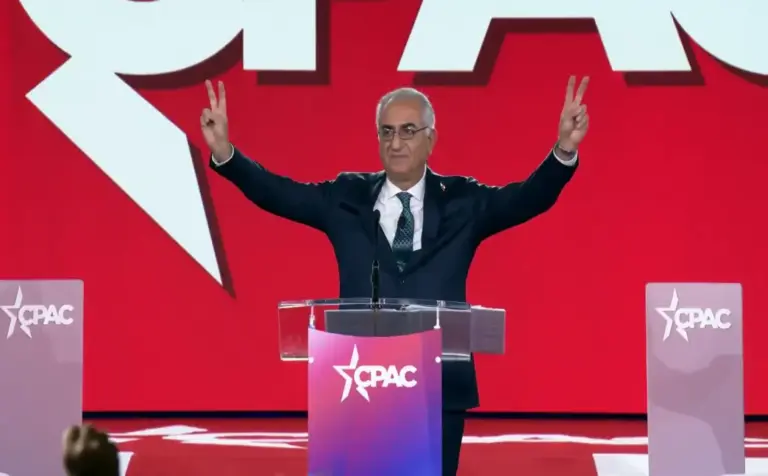FOTOGRAFÍA. DALLAS (TEXAS), 29 DE MARZO DE 2026. Pahlavi cree en un Irán que diga "Dios bendiga a Estados Unidos". En la imagen el hijo mayor del último Sha de Persia, Mohammad Reza Pahlaví, y heredero al "trono exiliado", quien desde la Revolución Islámica de 1979 perpetrada por los comunistas e islamistas (ayatolás), vive en los Estados Unidos de América donde liderando la oposición monárquica desde el exilio, el príncipe Reza Pahlavi, en la Conservative Political Action Conference/Conferencia de Acción Política Conservadora (CPAC) de 2026, ayer sábado 28 de marzo, en Dallas (Estado de Texas). Lasvocesdelpueblo (Ñ Pueblo)