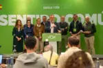 FOTOGRAFÍA. VALLADOLID (CASTILLA Y LEÓN) ESPAÑA, 15 DE MARZO DE 2026. El candidato de VOX a presidir la Junta de Castilla y León, Carlos Pollán Fernández (c); junto a todos sus cabezas de listas, desde Valladolid (Castilla y León); y el presidente de VOX y de Patriots of Europe, Santiago Abascal Conde; juntos a los miembros de la dirección nacional de VOX, desde la sede nacional en calle Bambú 12 de Madrid (Comunidad de Madrid); han valorado el histórico resultado electoral de la formación verde en el 15M. Ambos dirigentes patriotas han coincidido en sus valoraciones en ruedas de prensa que "esta noche se demuestra que no hay techo para VOX". Los obreros de España se han presentado al 15M CyL bajo lema "Sentido Común". Lasvocesdelpueblo (Ñ Pueblo)