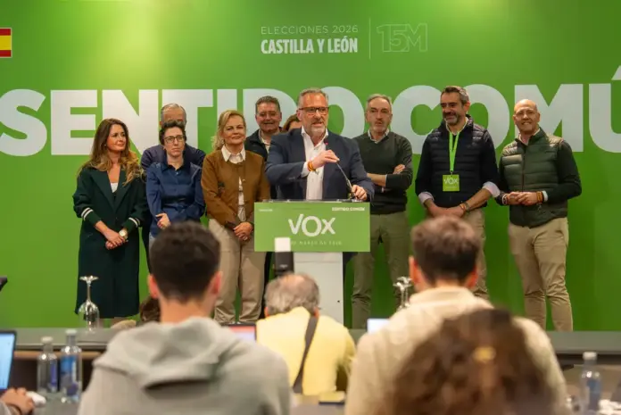 FOTOGRAFÍA. VALLADOLID (CASTILLA Y LEÓN) ESPAÑA, 15 DE MARZO DE 2026. El candidato de VOX a presidir la Junta de Castilla y León, Carlos Pollán Fernández (c); junto a todos sus cabezas de listas, desde Valladolid (Castilla y León); y el presidente de VOX y de Patriots of Europe, Santiago Abascal Conde; juntos a los miembros de la dirección nacional de VOX, desde la sede nacional en calle Bambú 12 de Madrid (Comunidad de Madrid); han valorado el histórico resultado electoral de la formación verde en el 15M. Ambos dirigentes patriotas han coincidido en sus valoraciones en ruedas de prensa que "esta noche se demuestra que no hay techo para VOX". Los obreros de España se han presentado al 15M CyL bajo lema "Sentido Común". Lasvocesdelpueblo (Ñ Pueblo)