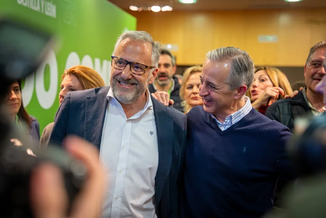FOTOGRAFÍA. VALLADOLID (CASTILLA Y LEÓN) ESPAÑA, 15 DE MARZO DE 2026. El candidato de VOX a presidir la Junta de Castilla y León, Carlos Pollán Fernández (i); junto a todos sus cabezas de listas, desde Valladolid (Castilla y León); y el presidente de VOX y de Patriots of Europe, Santiago Abascal Conde; juntos a los miembros de la dirección nacional de VOX, desde la sede nacional en calle Bambú 12 de Madrid (Comunidad de Madrid); han valorado el histórico resultado electoral de la formación verde en el 15M. Ambos dirigentes patriotas han coincidido en sus valoraciones en ruedas de prensa que "esta noche se demuestra que no hay techo para VOX". Los obreros de España se han presentado al 15M CyL bajo lema "Sentido Común". Lasvocesdelpueblo (Ñ Pueblo)