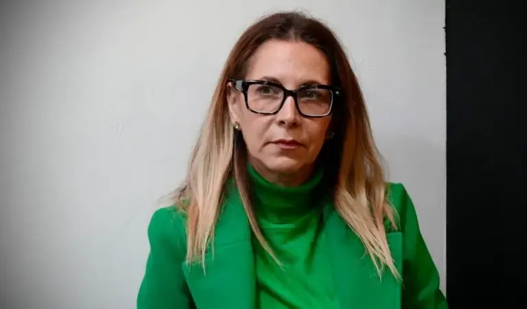 FOTOGRAFÍA. SALOU (TARRAGONA) ESPAÑA, 17 DE MARZO DE 2026. Ana y Paul solicitan denegar espacios públicos para el Ramadán en Salou. En la imagen, la portavoz del grupo municipal, Ana Belén Rodríguez Ros (Anabel Rodríguez), registrada en un momento de sus asistencia en un Pleno municipal. Lasvocesdelpueblo (Ñ Pueblo)