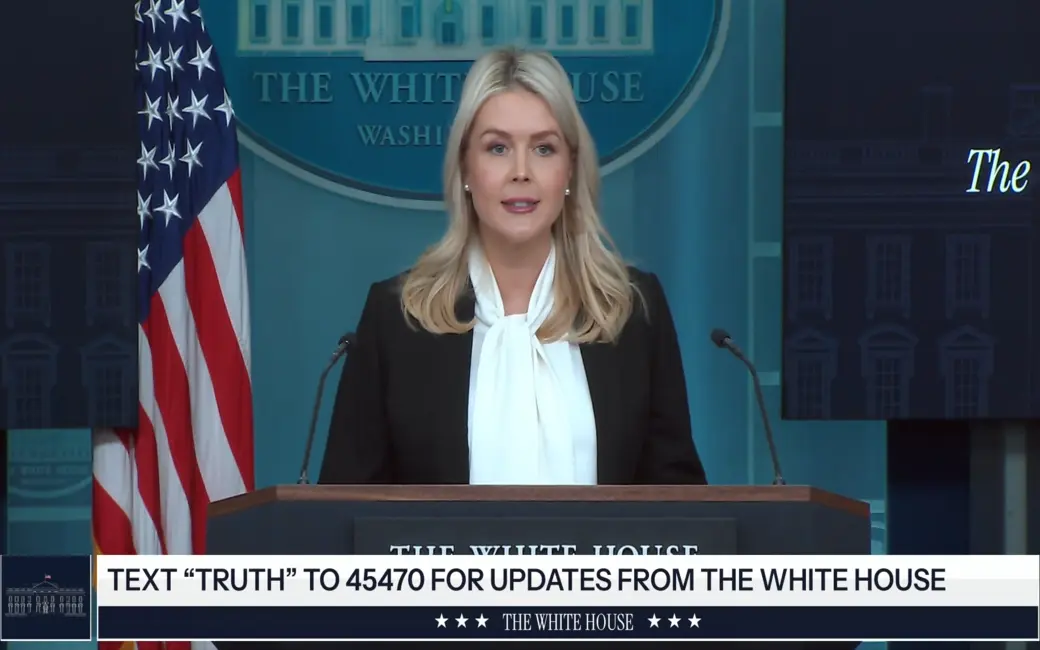 FOTOGRAFÍA. WASHINGTON (ESTADOS UNIDOS DE AMÉRICA), 04 DE MARZO DE 2026. Sánchez pide perdón a Trump y colabora para aplastar a los Ayatolás. La asistente del Presidente Donald John Trump y la 36ª Secretaria de Prensa de la Casa Blanca, Karoline Claire Leavitt (Karoline Leavitt), ofrece una rueda de prensa en la Casa Blanca este día 4 de la operación Furia Épica-León Rugiente de EEUU-Israel contra el programa nuclear de los Ayatolas ISIS en Persia. Lasvocesdelpueblo (Ñ Pueblo)