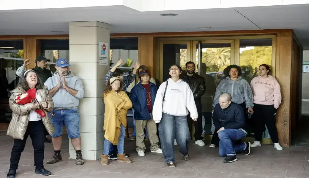 FOTOGRAFÍA. SAN PEDRO DE RIBAS (COMARCA DEL GARRAF) BARCELONA (CATALUÑA) ESPAÑA, 26 DE MARZO DE 2026. El Estado español quita la vida a la joven catalana Noelia Castillo vía eutanasia. Varios catalanes registrados hoy, esperan a las puertas del Hospital Residencia Sant Camil, en el municipio de Sant Pere de Ribes, comarca del Garraf, provincia de Barcelona (Cataluña), con esperanza hasta final para que la joven catalana Noelia Castillo, de 25 años, renuncia a que el Estado español le quita la vida, vía eutanasia (muerte asistida). Efe