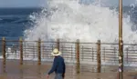 FOTOGRAFÍA. SAN SEBASTIÁN (LAS VASCONGADAS) ESPAÑA, 12 DE MARZO DE 2026. Tiempo estable con aumento de temperaturas este viernes. Un hombre observa el oleaje en el Paseo Nuevo de San Sebastián. Efe