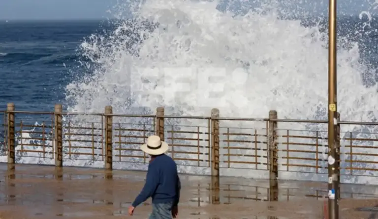 FOTOGRAFÍA. SAN SEBASTIÁN (LAS VASCONGADAS) ESPAÑA, 12 DE MARZO DE 2026. Tiempo estable con aumento de temperaturas este viernes. Un hombre observa el oleaje en el Paseo Nuevo de San Sebastián. Efe
