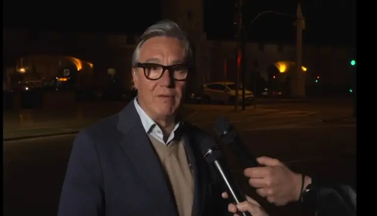 FOTOGRAFÍA. CÁDIZ (ANDALUCÍA) ESPAÑA, 23 DE MARZO DE 2026. VOX preparado para llevar la ola de sentido común a la Junta de Andalucía el 17M . El líder parlamentario de VOX en Andalucía, Manuel Gavira Florentino, registrado la noche de este lunes. Lasvocesdelpueblo (Ñ Pueblo)