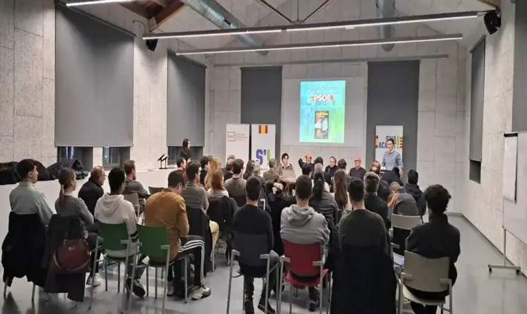 FOTOGRAFÍA. BARCELONA (CATALUAÑ) ESPAÑA, 05 DE MARZO DE 2026. S'ha Acabat! estrena el documental La historia negra del PSOE. La Universidad Pompeu Fabra (UPF) acoge un debate, presentado por el vicepresidente de S!, Carlos Caballero; y moderado por el presidente de S!, Hugo González Escarpa (Hugo Escarpa); y las intervenciones de los autores del documental "Lo que nos ocultaron: La historia negra del PSOE": Marcos de Quinto, Carlos Saura y Javier García Isac. Lasvocesdelpueblo (Ñ Pueblo)