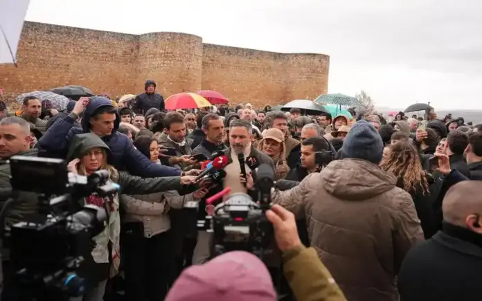 FOTOGRAFÍA. TORO (ZAMORA) CASTILLA Y LEÓN (ESPAÑA), 07 DE MARZO DE 2026. Abascal y Pollán: El PP pacta con separatistas pero con VOX nada. El presidente de VOX y de Patriots of Europe, Santiago Abascal Conde; junto al candidato de VOX a la Presidencia de la junta de Castilla y León, Carlos Pollán Fernández; registrado este sábado en el municipio de Toro, en la provincia de Zamora, durante una rueda de prensa, dentro de los actos de la campaña electoral de las elecciones autonómicas castellanoleonesas del próximo domingo 15 de marzo de 2026. Lasvocesdelpueblo (Ñ Pueblo)