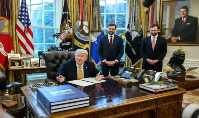 FOTOGRAFÍA. WASHINGTON (ESTADOS UNIDOS DE AMÉRICA), 16 DE MARZO DE 2026. El presidente de los Estados Unidos de América (EEUU), Donald John Trump, firma una orden ejecutiva que crea un grupo de trabajo contra el fraude que estará dirigido por el vicepresidente de EEUU, James David Vance. Lasvocesdelpueblo (Ñ Pueblo)