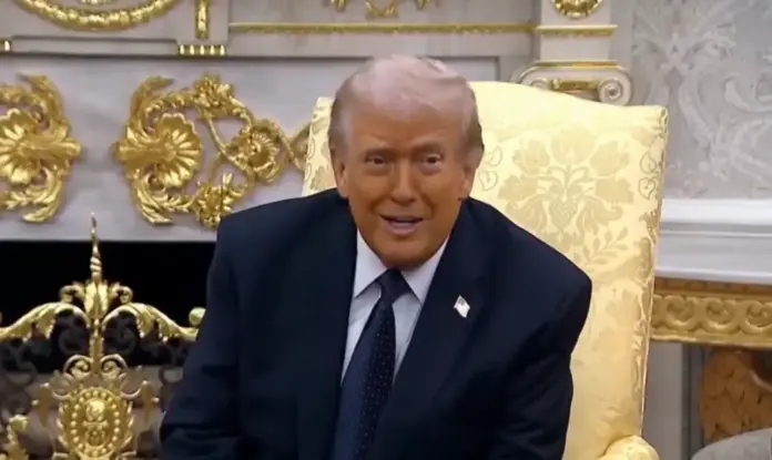 FOTOGRAFÍA. WASHINGTON (ESTADOS UNIDOS DE AMÉRICA, EEUU), 03 DE MARZO DE 2026. Trump ordena al Tesoro romper con España tras el abrazo de Sánchez al terrorismo. El 47º presidente de los Estados Unidos de América (EEUU), Donald John Trump; registrado esta noche, hora de Madrid, durante una rueda de prensa desde el Despacho Oval del Palacio de la Presidencia de United States of America (USA), junto al canciller de Alemania, Joachim-Friedrich Martin Josef Merz (Friedrich Merz), en el Día 4 de la Operación Furia Épica-León Rugiente de EEUU-Israel contra el programa nuclear de los Ayatolás ISIS en la República Islámica de Irán, la ocupada Persia. Lasvocesdelpueblo (Ñ Pueblo)