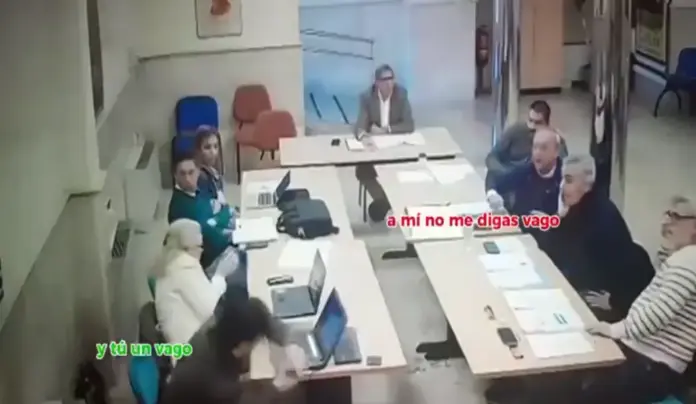 FOTOGRAFÍA. ARANJUEZ (COMUNIDAD DE MADRID) ESPAÑA, 09 DE MARZO DE 2026. Un extremista edil del PSOE agrede al concejal de VOX en Aranjuez. El brazo extremista del Partido Socialista (PSOE), de la mano de su Grupo Municipal en Aranjuez (Madrid) que lideran los ultras Oscar Blanco Hortet y José María Cermeño Terol, ataca con extrema violencia al concejal del Grupo Municipal de VOX, David Esteban Fernández Domínguez, por echarle en cara la mala gestión en Cercanía Renfe. Lasvocesdelpueblo (Ñ Pueblo)