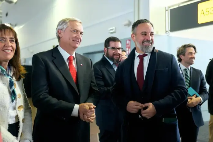 FOTOGRAFÍA. BRUSELAS (BÉLGICA), 03 DE FEBRERO DE 2026. Una delegación de VOX asistirá a la toma de posesión de Kast. El líder del mundo libre en Europa, presidente de Patriots of Europe y de VOX, Santiago Abascal Conde (d); y el presidente electo de la República de Chile, excandidato del partido patriota de Chile socio de VOX, Partido Republicano de Chile (PRC), a la presidencia del Gobierno de este país de Hispanoamérica, José Antonio Kast Rist (c); y la futura primera dama de Chile, mujer de Kast y abogada patriota, María Pía Adriasola (i); viajaron hoy junto a Bruselas desde Madrid donde ambos mandatarios patriotas se han reunido con el Grupo Patriots y han participado en las "Jornadas sobre libertad de expresión", organizadas en el Parlamento Europeo por Grupo Patriots of Europe, que integra VOX. Lasvocesdelpueblo (Ñ Pueblo)