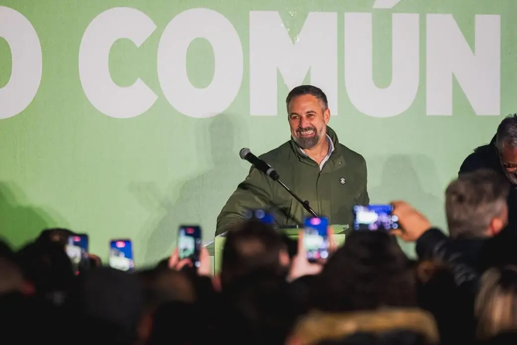 FOTOGRAFÍA. BÉJAR (SALAMANCA) CASTILLA Y LEÓN (ESPAÑA), 09 DE MARZO DE 2026. El candidato a Presidencia de la Junta de Castilla y León, Carlos Pollán Fernández; y el presidente de VOX y líder de Patriots of Europe, Santiago Abascal Conde, han participado este lunes por la noche en un mitin de campaña de las elecciones autonómicos del próximo domingo 15 de marzo de 2026 (15M), juntos a centenares de personas, al menos 500 personas, según datos de la organización, que han desafiado el mal tiempo de la noche de este kunes en Béjar. Lasvocesdelpueblo (Ñ Pueblo)
