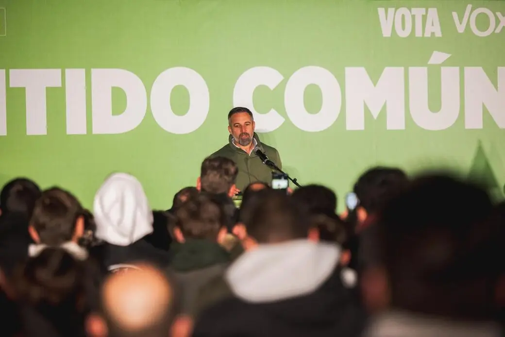 FOTOGRAFÍA. BÉJAR (SALAMANCA) CASTILLA Y LEÓN (ESPAÑA), 09 DE MARZO DE 2026. Béjar desafía al mal tiempo para arropar a Pollán y Abascal. Béjar desafía al mal tiempo para arropar a Pollán y Abascal. El candidato a Presidencia de la Junta de Castilla y León, Carlos Pollán Fernández; y el presidente de VOX y líder de Patriots of Europe, Santiago Abascal Conde, han participado este lunes por la noche en un mitin de campaña de las elecciones autonómicos del próximo domingo 15 de marzo de 2026 (15M), juntos a centenares de personas, al menos 500 personas, según datos de la organización, que han desafiado el mal tiempo de la noche de este kunes en Béjar. Lasvocesdelpueblo (Ñ Pueblo)
