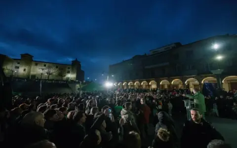 FOTOGRAFÍA. BÉJAR (SALAMANCA) CASTILLA Y LEÓN (ESPAÑA), 09 DE MARZO DE 2026. El candidato a Presidencia de la Junta de Castilla y León, Carlos Pollán Fernández; y el presidente de VOX y líder de Patriots of Europe, Santiago Abascal Conde, han participado este lunes por la noche en un mitin de campaña de las elecciones autonómicos del próximo domingo 15 de marzo de 2026 (15M), juntos a centenares de personas, al menos 500 personas, según datos de la organización, que han desafiado el mal tiempo de la noche de este kunes en Béjar. Lasvocesdelpueblo (Ñ Pueblo)