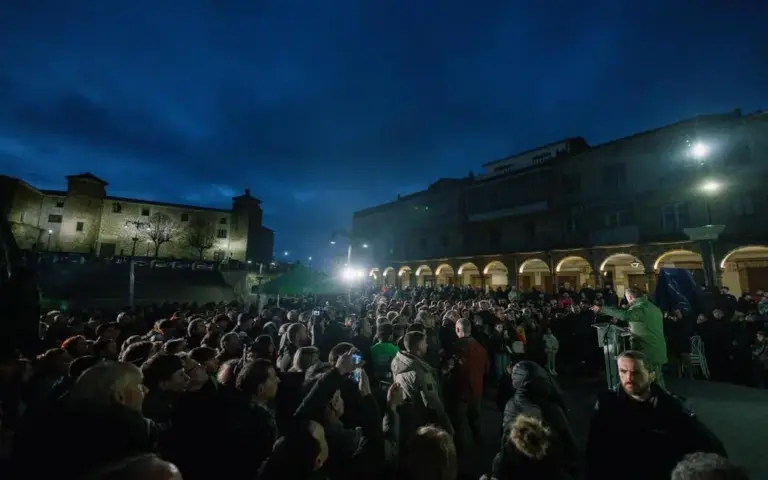 FOTOGRAFÍA. BÉJAR (SALAMANCA) CASTILLA Y LEÓN (ESPAÑA), 09 DE MARZO DE 2026. El candidato a Presidencia de la Junta de Castilla y León, Carlos Pollán Fernández; y el presidente de VOX y líder de Patriots of Europe, Santiago Abascal Conde, han participado este lunes por la noche en un mitin de campaña de las elecciones autonómicos del próximo domingo 15 de marzo de 2026 (15M), juntos a centenares de personas, al menos 500 personas, según datos de la organización, que han desafiado el mal tiempo de la noche de este kunes en Béjar. Lasvocesdelpueblo (Ñ Pueblo)
