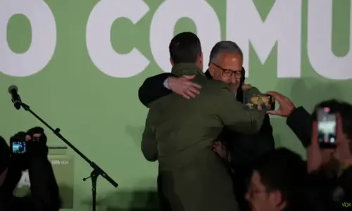 FOTOGRAFÍA. BÉJAR (SALAMANCA) CASTILLA Y LEÓN (ESPAÑA), 09 DE MARZO DE 2026. El candidato a Presidencia de la Junta de Castilla y León, Carlos Pollán Fernández; y el presidente de VOX y líder de Patriots of Europe, Santiago Abascal Conde, han participado este lunes por la noche en un mitin de campaña de las elecciones autonómicos del próximo domingo 15 de marzo de 2026 (15M), juntos a centenares de personas, al menos 500 personas, según datos de la organización, que han desafiado el mal tiempo de la noche de este kunes en Béjar. Lasvocesdelpueblo (Ñ Pueblo)