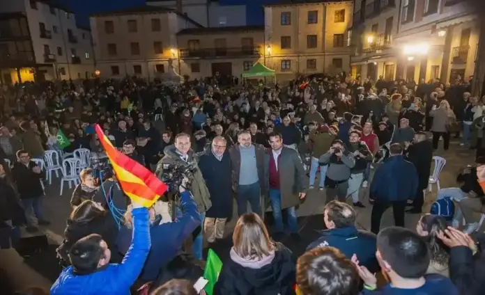 FOTOGRAFÍA. EL BURGO DE OSMA-CIUDAD DE OSMA (SORIA) CASTILLA Y LEÓN (ESPAÑA), 11 DE MARZO DE 2026. Abascal y Pollán: El odio lo promueve Pedro Sánchez en España. Durante el mitin de hoy en El Burgo de Osma-Ciudad de Osma (Soria), que logró reunir a "más de 600 personas", según datos de la organización a Lasvocesdelpueblo, en la Plaza de la Catedral, el candidato de VOX a la Presidencia de la Junta Castilla y León, Carlos Pollán Fernández; junto al presidente de VOX y de Patriots of Europe, Santiago Abascal Conde; afirmó cómo VOX "es la única formación que os escucha, el resto os utiliza para vuestros fines políticos". Lasvocesdelpueblo (Ñ Pueblo)