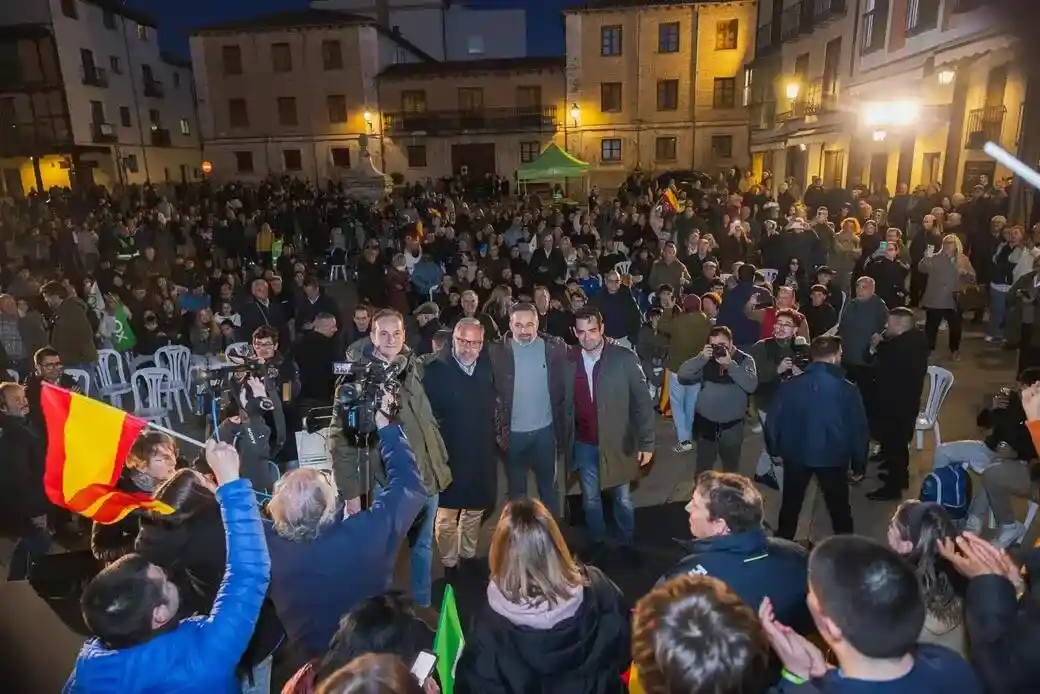 FOTOGRAFÍA. EL BURGO DE OSMA-CIUDAD DE OSMA (SORIA) CASTILLA Y LEÓN (ESPAÑA), 11 DE MARZO DE 2026. Abascal y Pollán: El odio lo promueve Pedro Sánchez en España. Durante el mitin de hoy en El Burgo de Osma-Ciudad de Osma (Soria), que logró reunir a "más de 600 personas", según datos de la organización a Lasvocesdelpueblo, en la Plaza de la Catedral, el candidato de VOX a la Presidencia de la Junta Castilla y León, Carlos Pollán Fernández; junto al presidente de VOX y de Patriots of Europe, Santiago Abascal Conde; afirmó cómo VOX "es la única formación que os escucha, el resto os utiliza para vuestros fines políticos". Lasvocesdelpueblo (Ñ Pueblo)