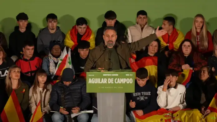 FOTOGRAFÍA. AGUILAR DEL CAMPOO (PALENCIA) CASTILLA Y LEÓN (ESPAÑA), 12 DE MARZO DE 2026. El presidente de VOX y de Patriots of Europe, Santiago Abascal Conde; el secretario general de VOX en el Congreso de los Diputados y portavoz nacional de Economía, Energía y Desregulación, José María Figaredo Álvarez-Sala (José María Figaredo); y el candidato de VOX a la Presidencia de Castilla y León, Carlos Pollán Fernández; participan esta noche en el gran acto de campaña electoral del 15M CyL en Aguilar del Campoo (Palencia) junto a más de un millar de personas. Lasvocesdelpueblo (Ñ Pueblo)