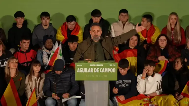 FOTOGRAFÍA. AGUILAR DEL CAMPOO (PALENCIA) CASTILLA Y LEÓN (ESPAÑA), 12 DE MARZO DE 2026. El presidente de VOX y de Patriots of Europe, Santiago Abascal Conde; el secretario general de VOX en el Congreso de los Diputados y portavoz nacional de Economía, Energía y Desregulación, José María Figaredo Álvarez-Sala (José María Figaredo); y el candidato de VOX a la Presidencia de Castilla y León, Carlos Pollán Fernández; participan esta noche en el gran acto de campaña electoral del 15M CyL en Aguilar del Campoo (Palencia) junto a más de un millar de personas. Lasvocesdelpueblo (Ñ Pueblo)
