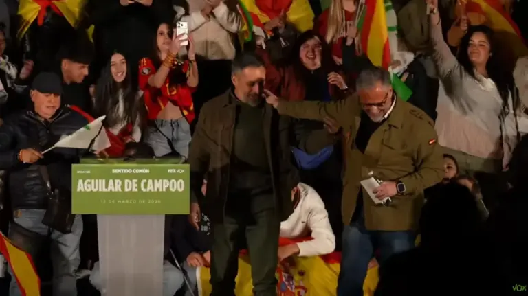 FOTOGRAFÍA. AGUILAR DEL CAMPOO (PALENCIA) CASTILLA Y LEÓN (ESPAÑA), 12 DE MARZO DE 2026. El presidente de VOX y de Patriots of Europe, Santiago Abascal Conde; el secretario general de VOX en el Congreso de los Diputados y portavoz nacional de Economía, Energía y Desregulación, José María Figaredo Álvarez-Sala (José María Figaredo); y el candidato de VOX a la Presidencia de Castilla y León, Carlos Pollán Fernández; participan esta noche en el gran acto de campaña electoral del 15M CyL en Aguilar del Campoo (Palencia) junto a más de un millar de personas. Lasvocesdelpueblo (Ñ Pueblo)